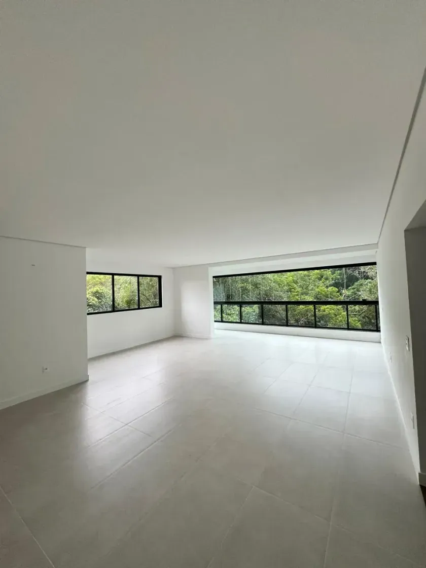 Apartamento com 3 suítes e 3 vagas de garagem na Praia Brava de Itajaí/SC