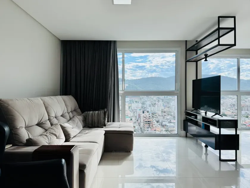 Apartamento mobiliado com 4 dormitórios sendo 2 suítes e 2 vagas de garagem em Balneário Camboriú