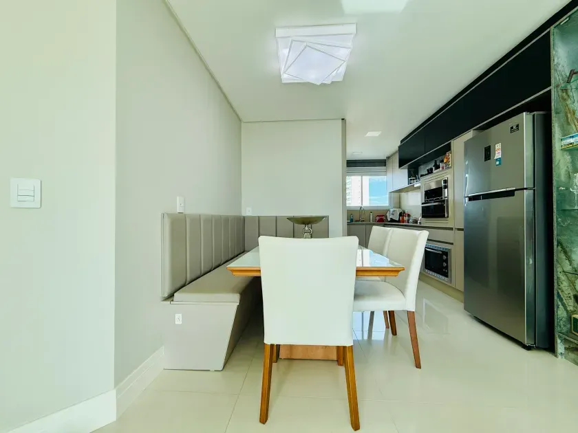 Apartamento mobiliado com 4 dormitórios sendo 2 suítes e 2 vagas de garagem em Balneário Camboriú — foto 3