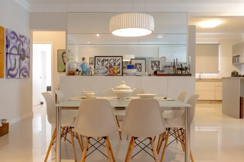 Apartamento mobiliado com 3 dormitórios sendo 2 suítes e 2 vagas no centro de Balneário Camboriú. — foto 2