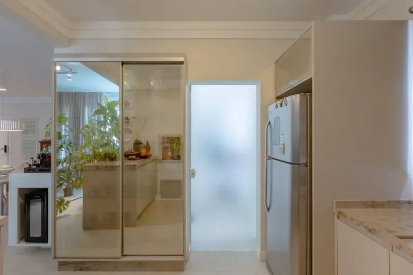 Apartamento mobiliado com 3 dormitórios sendo 2 suítes e 2 vagas no centro de Balneário Camboriú. — foto 3