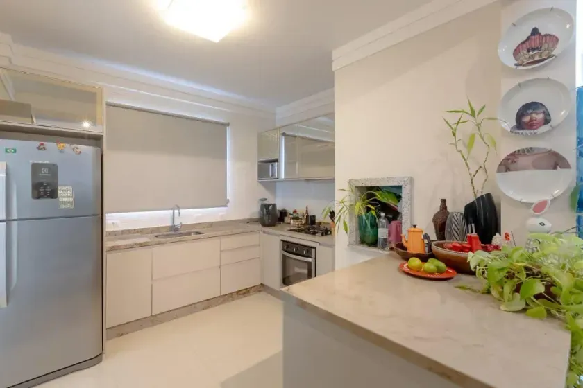 Apartamento mobiliado com 3 dormitórios sendo 2 suítes e 2 vagas no centro de Balneário Camboriú. — foto 4