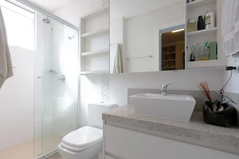 Apartamento mobiliado com 3 dormitórios sendo 2 suítes e 2 vagas no centro de Balneário Camboriú. — foto 9