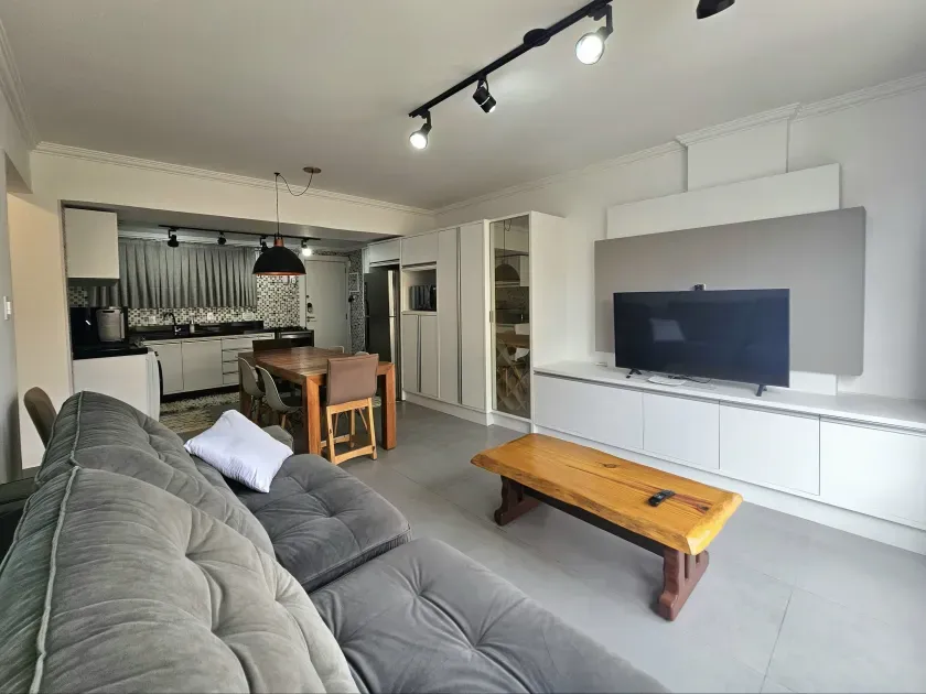 Apartamento mobiliado com 2 dormitórios e 1 vaga  na Avenida Atlântica em Balneário Camboriú — foto 2