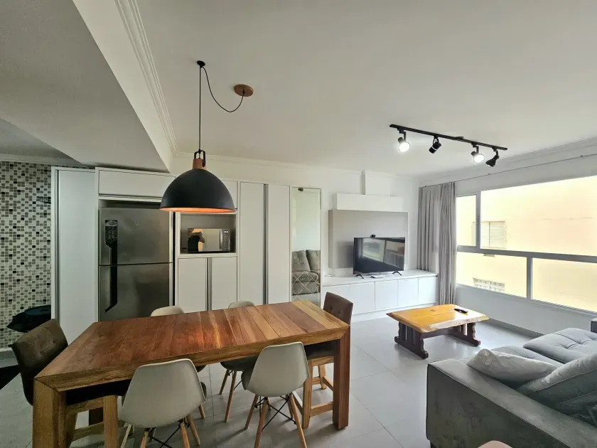 Apartamento mobiliado com 2 dormitórios e 1 vaga  na Avenida Atlântica em Balneário Camboriú — foto 3