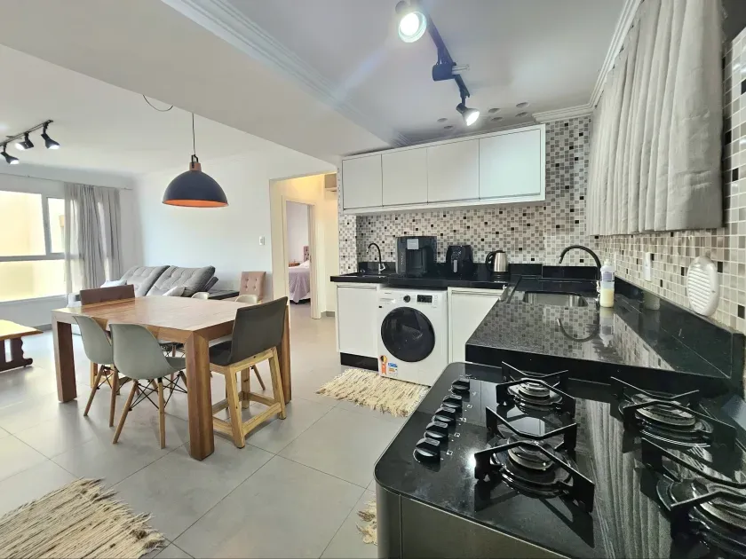 Apartamento mobiliado com 2 dormitórios e 1 vaga  na Avenida Atlântica em Balneário Camboriú — foto 5