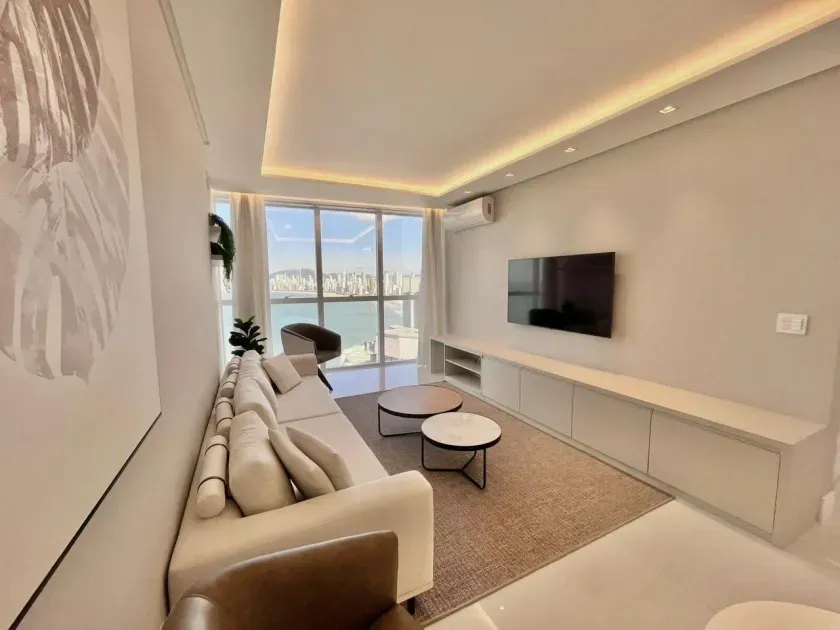 Apartamento na quadra do mar finamente mobiliado com 04 suítes e 04 vagas de garagem.