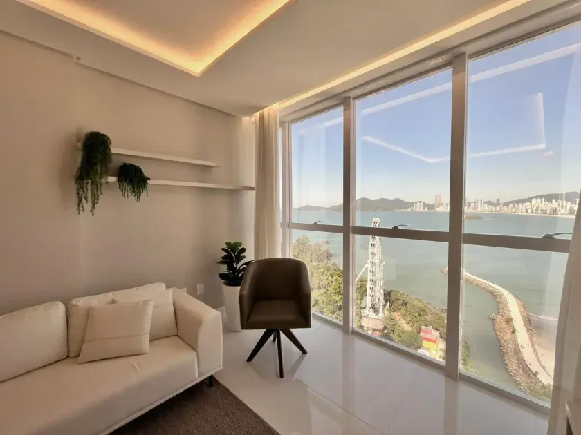 Apartamento na quadra do mar finamente mobiliado com 04 suítes e 04 vagas de garagem. — foto 2