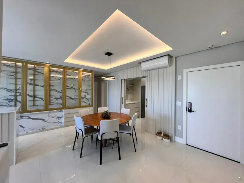 Apartamento na quadra do mar finamente mobiliado com 04 suítes e 04 vagas de garagem. — foto 4