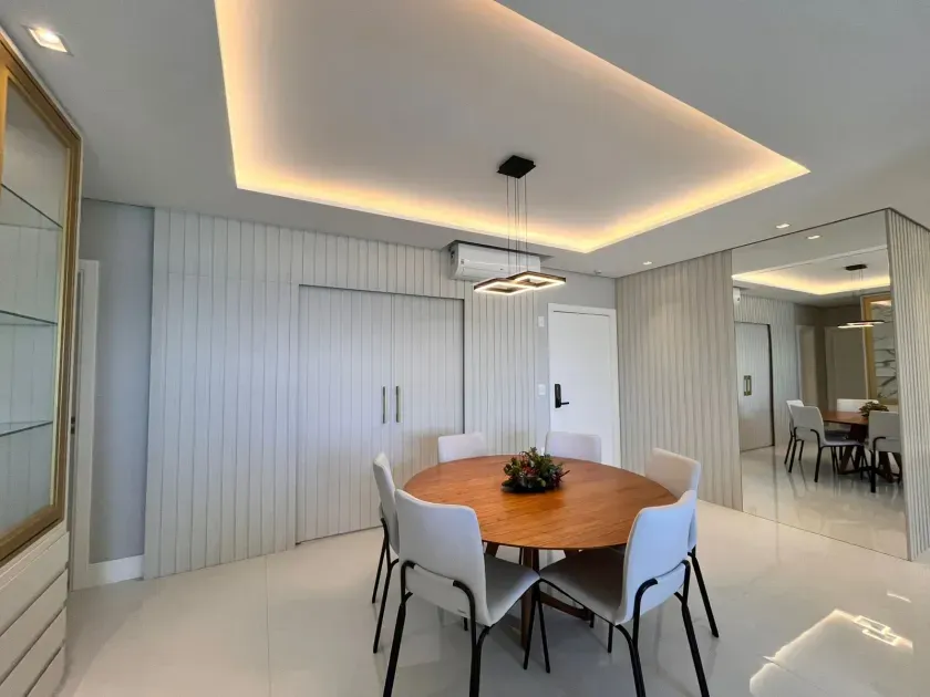 Apartamento na quadra do mar finamente mobiliado com 04 suítes e 04 vagas de garagem. — foto 8