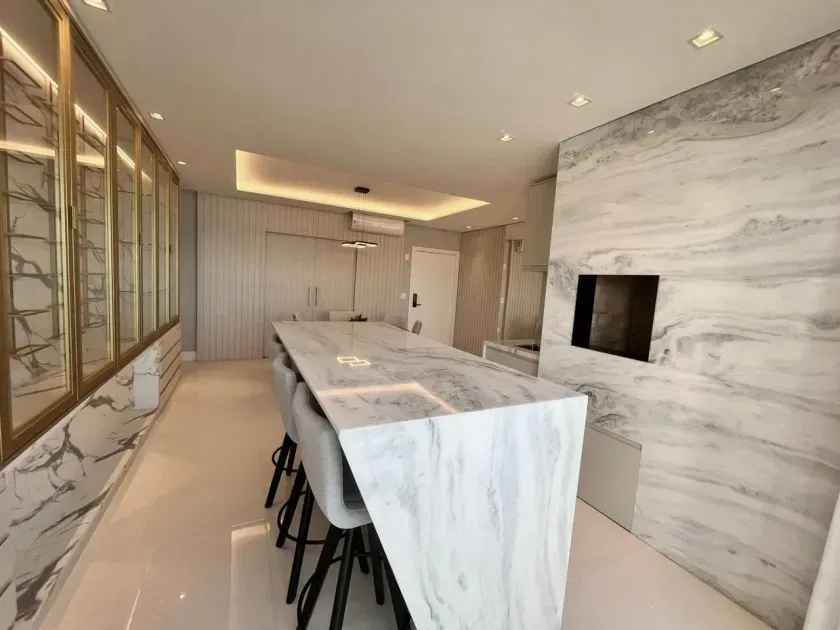 Apartamento na quadra do mar finamente mobiliado com 04 suítes e 04 vagas de garagem. — foto 7