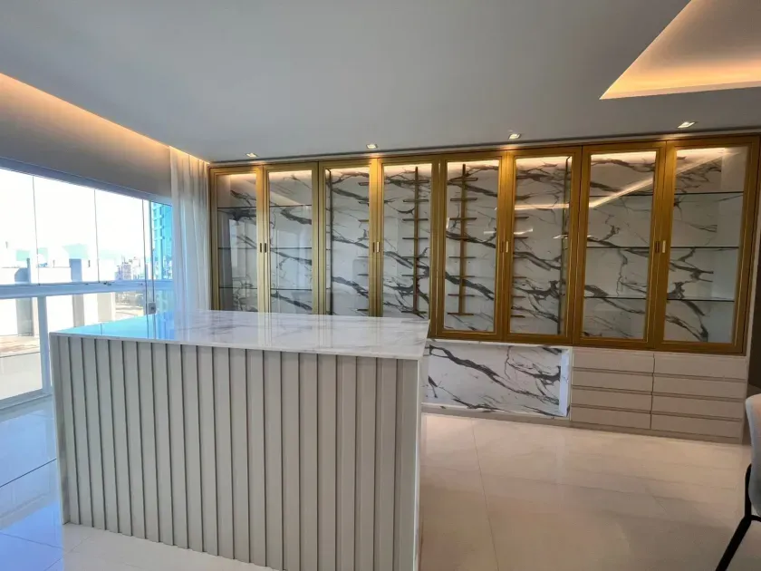 Apartamento na quadra do mar finamente mobiliado com 04 suítes e 04 vagas de garagem. — foto 10