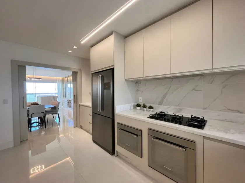 Apartamento na quadra do mar finamente mobiliado com 04 suítes e 04 vagas de garagem. — foto 11