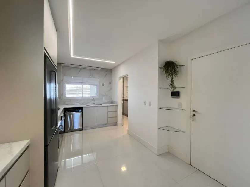Apartamento na quadra do mar finamente mobiliado com 04 suítes e 04 vagas de garagem. — foto 14