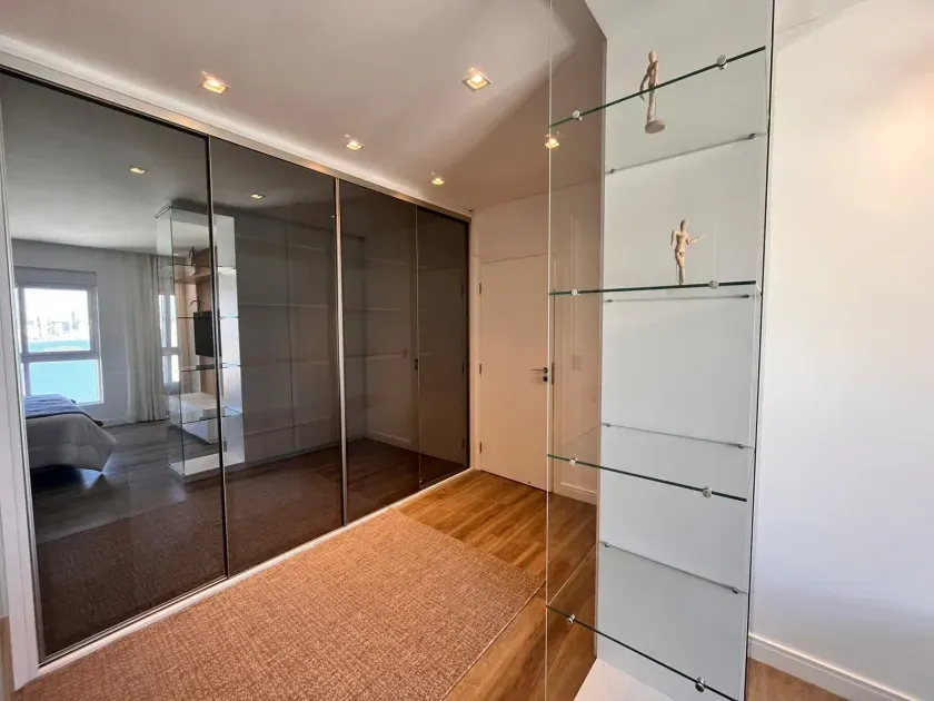 Apartamento na quadra do mar finamente mobiliado com 04 suítes e 04 vagas de garagem. — foto 17