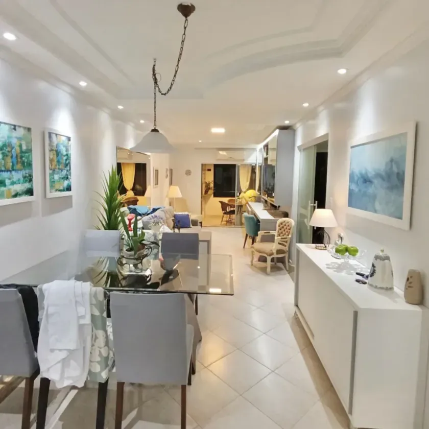 Apartamento mobiliado com 3 dormitórios sendo 1 suíte e 2 vagas, a 120 metros da Praia Central.