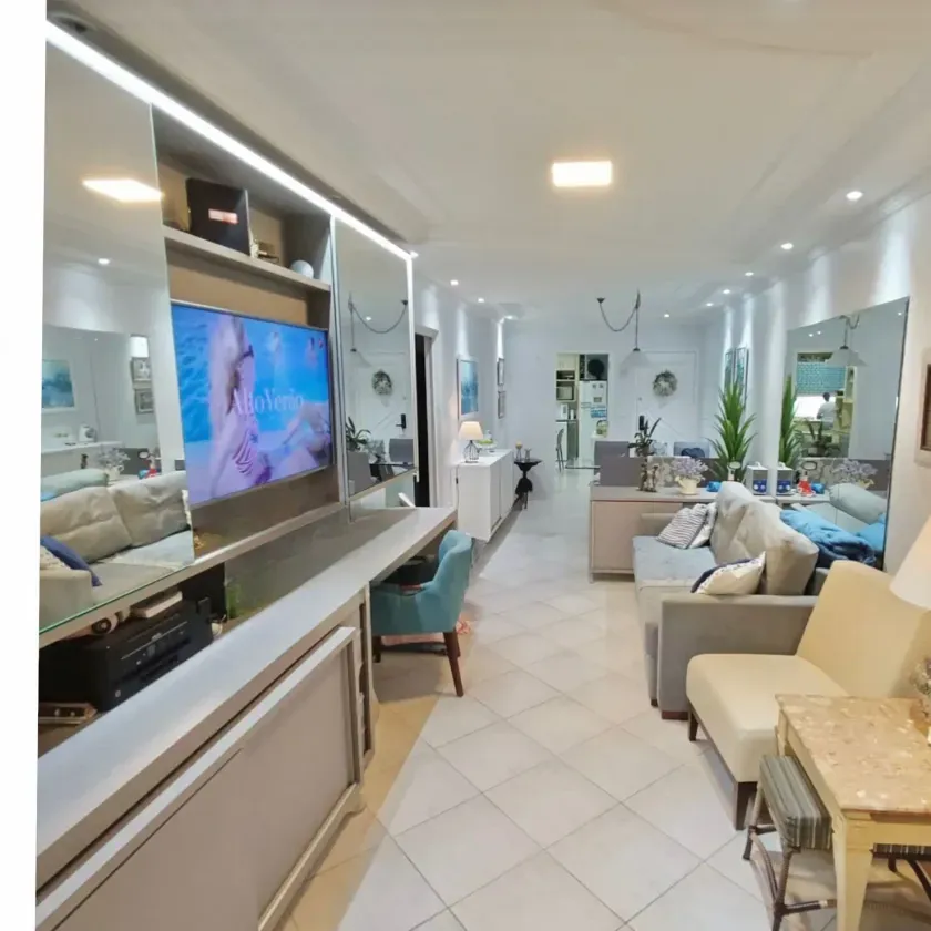 Apartamento mobiliado com 3 dormitórios sendo 1 suíte e 2 vagas, a 120 metros da Praia Central. — foto 3