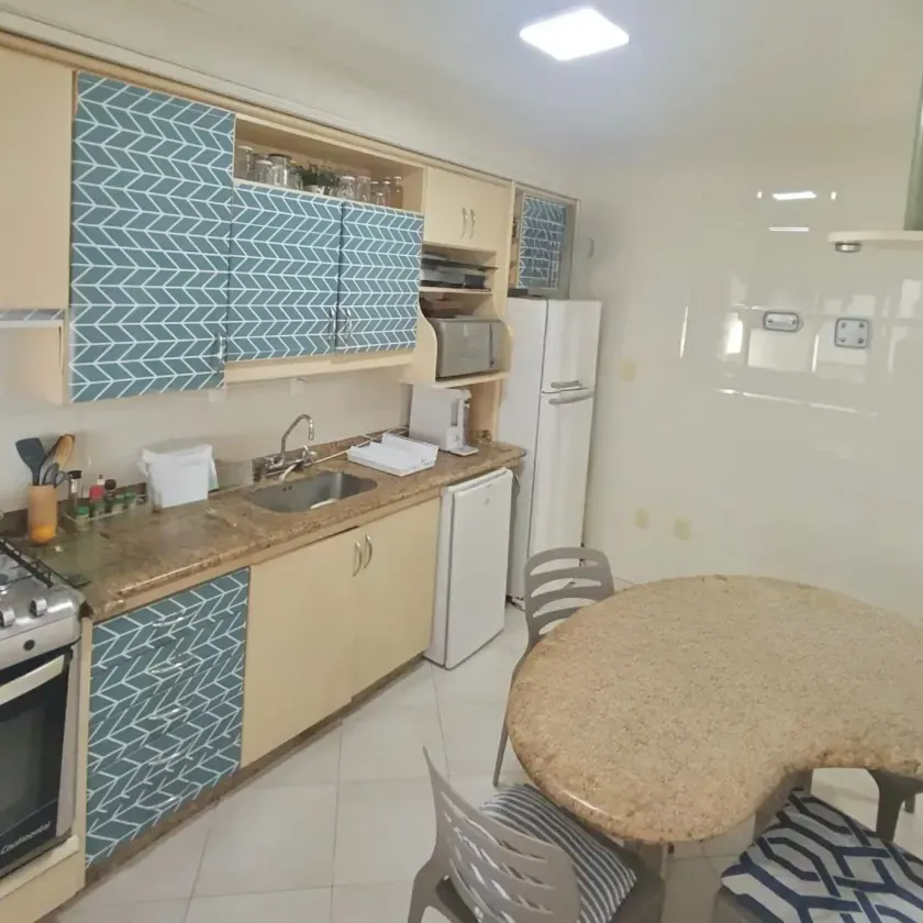 Apartamento mobiliado com 3 dormitórios sendo 1 suíte e 2 vagas, a 120 metros da Praia Central. — foto 2