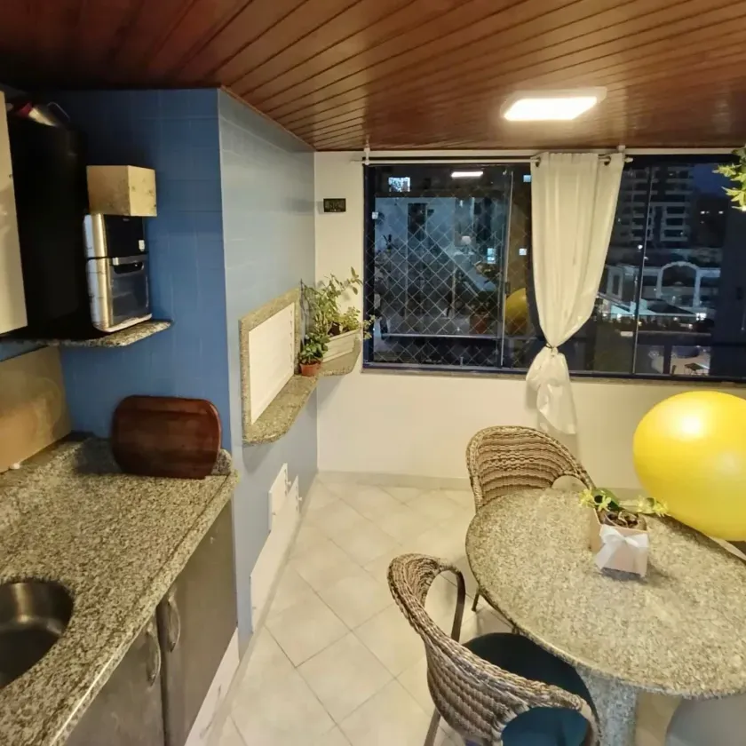 Apartamento mobiliado com 3 dormitórios sendo 1 suíte e 2 vagas, a 120 metros da Praia Central. — foto 5