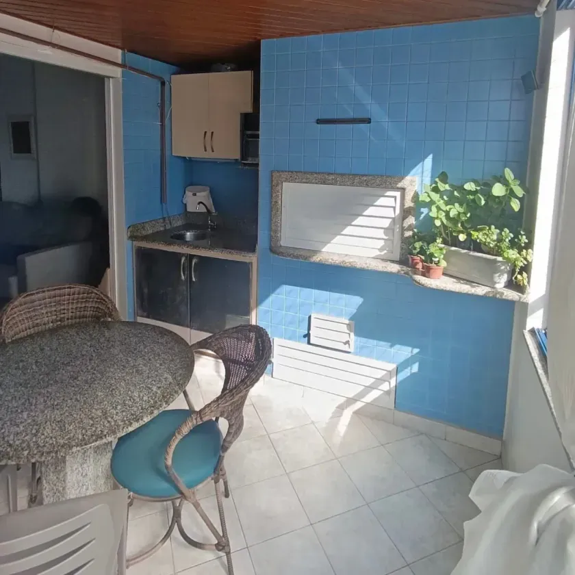Apartamento mobiliado com 3 dormitórios sendo 1 suíte e 2 vagas, a 120 metros da Praia Central. — foto 4