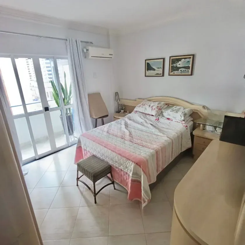 Apartamento mobiliado com 3 dormitórios sendo 1 suíte e 2 vagas, a 120 metros da Praia Central. — foto 6