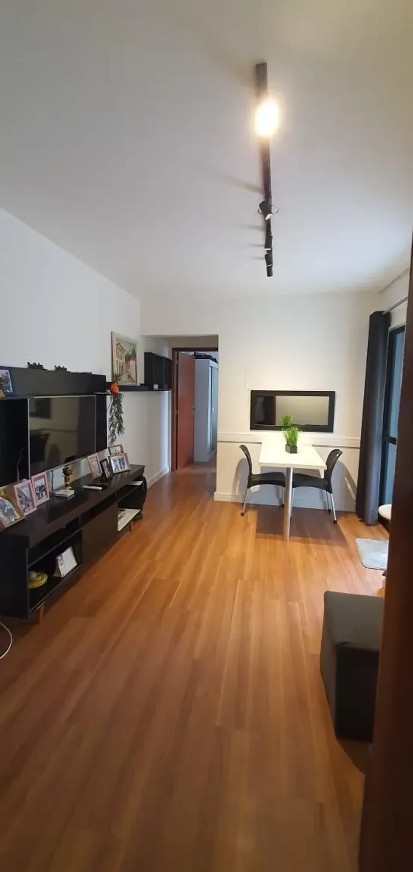 Apartamento mobiliado com 1 dormitório e 1 vaga de garagem no Centro de Balneário Camboriú — foto 2
