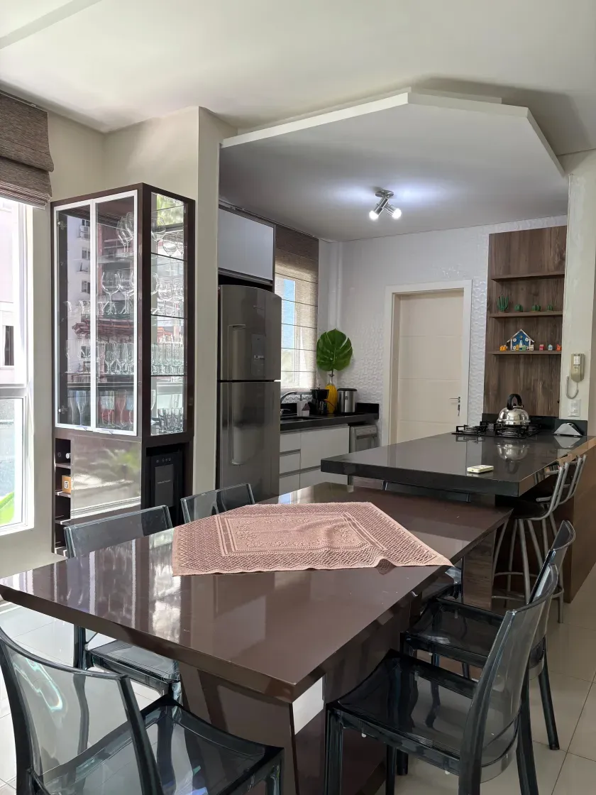 Apartamento mobiliado na Praia Brava com 1 suíte, 2 demi-suítes e 2 vagas de garagem em Itajaí/SC — foto 3