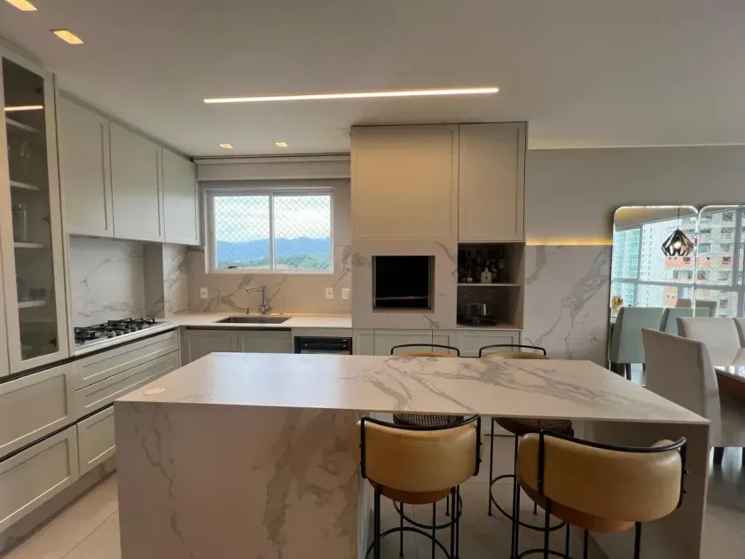 Apartamento com 3 suítes e 2 vagas de garagem Bairro Pioneiros em Balneário Camboriú/SC — foto 7