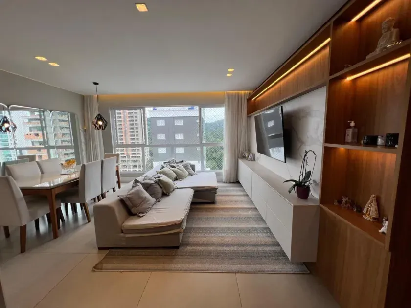 Apartamento com 3 suítes e 2 vagas de garagem Bairro Pioneiros em Balneário Camboriú/SC