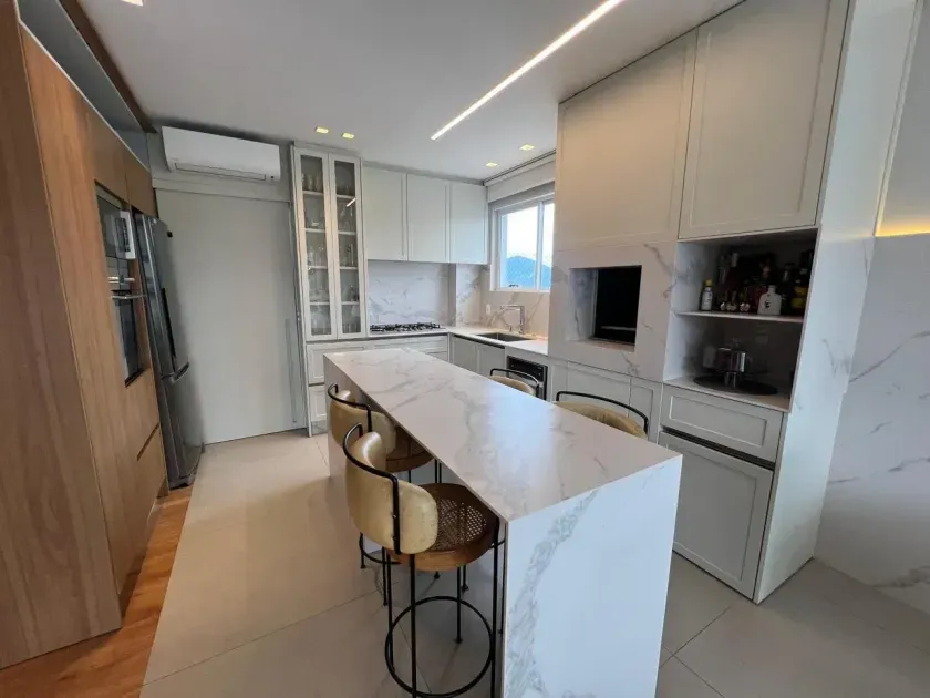 Apartamento com 3 suítes e 2 vagas de garagem Bairro Pioneiros em Balneário Camboriú/SC — foto 8