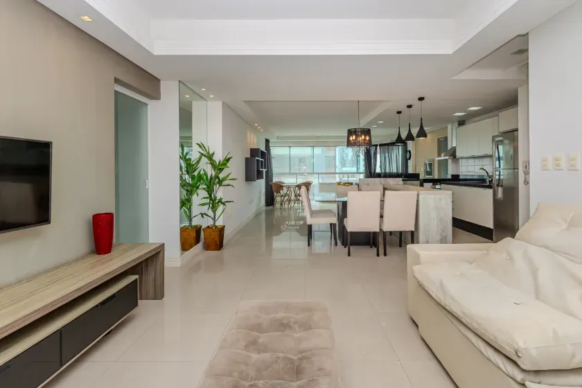 Apartamento mobiliado de 3 suítes sendo 2 demi e 2 vagas de garagem no Centro de Balneário Camboriú — foto 2
