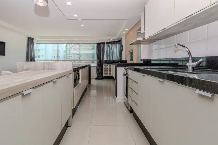 Apartamento mobiliado de 3 suítes sendo 2 demi e 2 vagas de garagem no Centro de Balneário Camboriú — foto 3