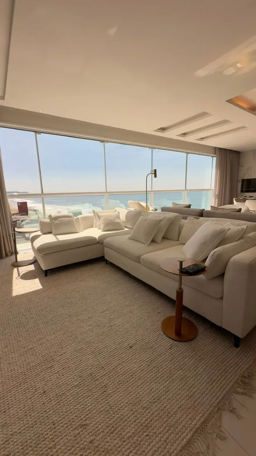 Apartamento vista mar mobiliado com 4 suítes e 3 vagas de garagem na praia Brava em Itajaí