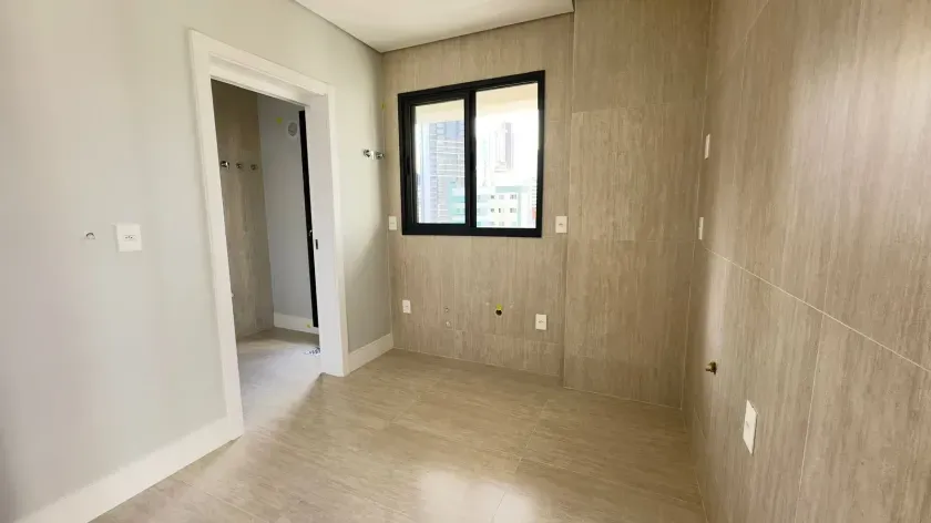 Apartamento de 3 suítes e 2 vagas de garagem no centro de Balneário Camboriú/SC — foto 5