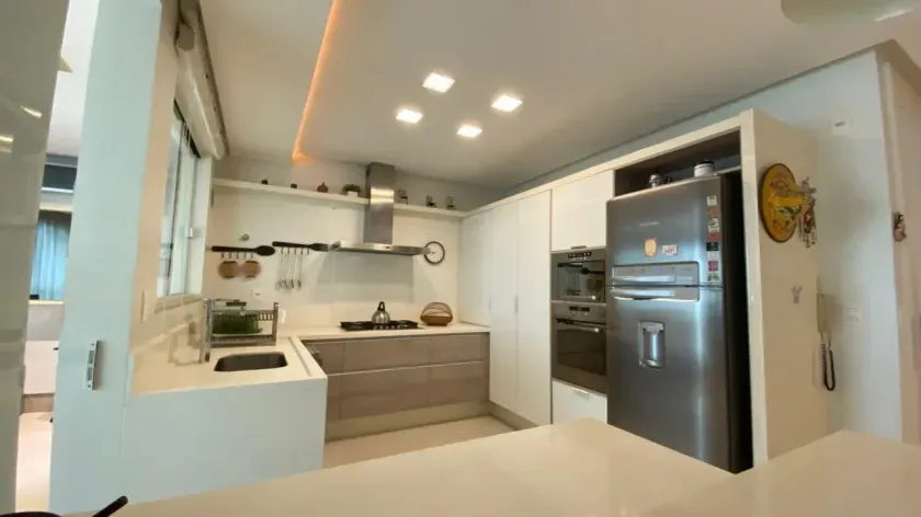 Apartamento vista mar mobiliado com 3 suítes e 3 vagas de garagem no Centro de Balneário Camboriú — foto 3