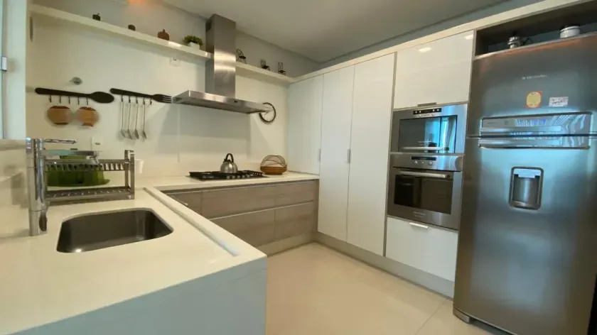 Apartamento vista mar mobiliado com 3 suítes e 3 vagas de garagem no Centro de Balneário Camboriú — foto 4