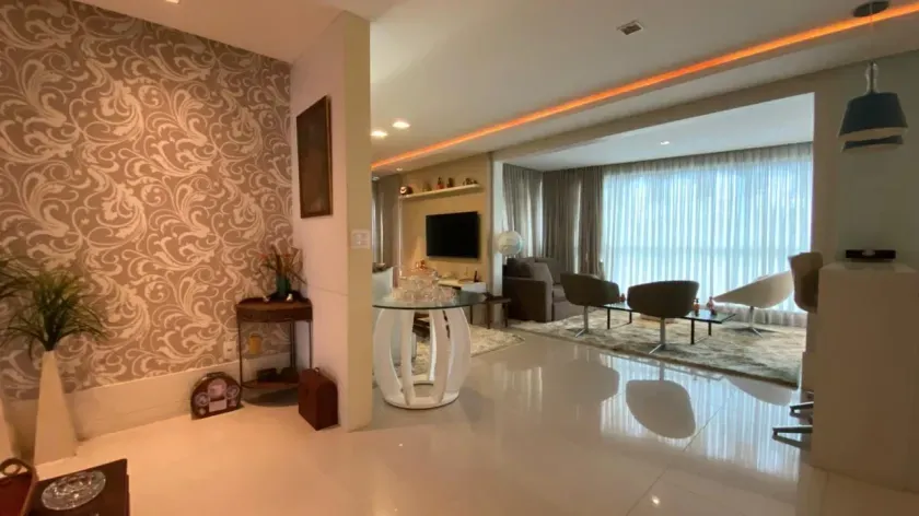 Apartamento vista mar mobiliado com 3 suítes e 3 vagas de garagem no Centro de Balneário Camboriú — foto 2