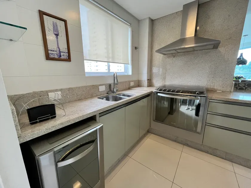 Apartamento mobiliado com 3 suítes e 2 vagas - Na Av. Central em Balneário Camboriú/SC — foto 6
