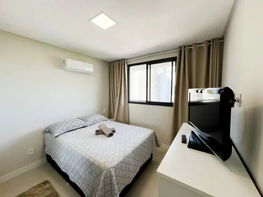 Apartamento com 2 dormitórios sendo 1 suíte, varanda e 1 vaga na Praia Brava em Itajaí