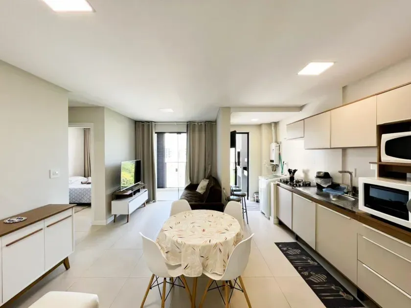 Apartamento com 2 dormitórios sendo 1 suíte, varanda e 1 vaga na Praia Brava em Itajaí — foto 2