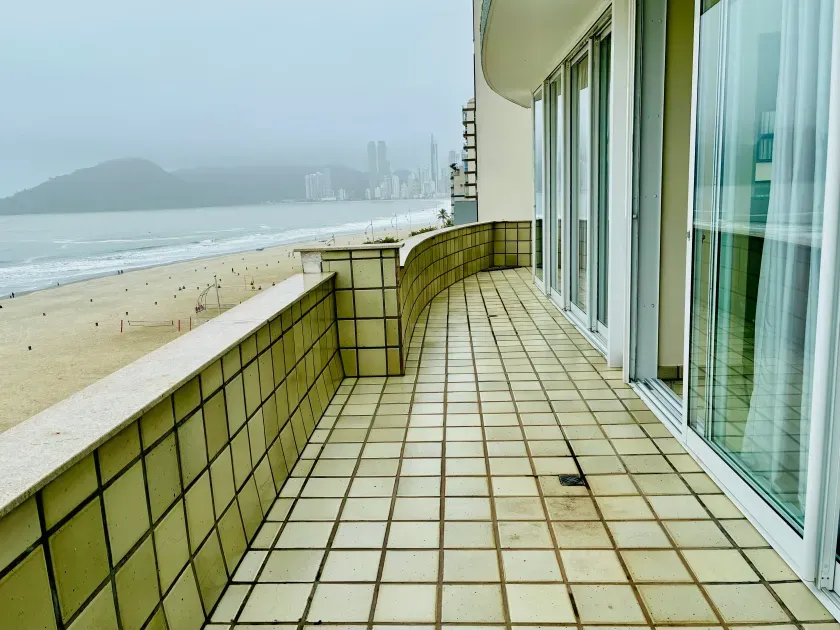 Frente mar com 3 dormitórios sendo 1 suíte e 2 vagas, Vista Panorâmica da Orla de Balneário Camboriú