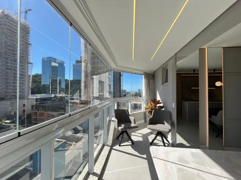 Apartamento mobiliado com 3 dormitórios sendo 1 suíte e 2 vagas de garagem em Balneário Camboriú