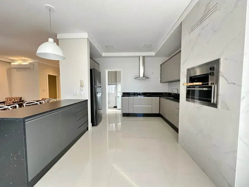 Apartamento mobiliado com 3 dormitórios sendo 3 suítes e 2 vagas de garagem em Balneário Camboriú/SC — foto 4