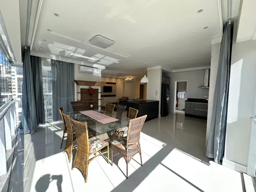 Apartamento mobiliado com 3 dormitórios sendo 3 suítes e 2 vagas de garagem em Balneário Camboriú/SC — foto 2