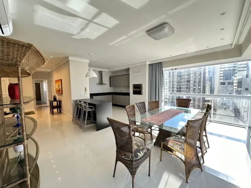 Apartamento mobiliado com 3 dormitórios sendo 3 suítes e 2 vagas de garagem em Balneário Camboriú/SC