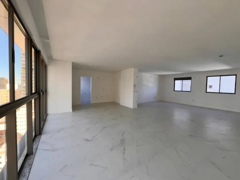 Apartamento sem mobilia com 3 dormitórios sendo 3 suítes e 3 vagas de garagem em Balneário Camboriú