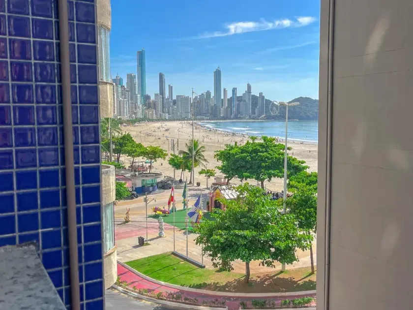 Apartamento mobiliado frente mar com 3 dormitórios sendo 3 suítes em Balneário Camboriú/SC