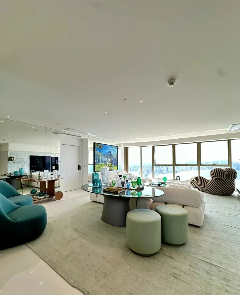 Apartamento quadra mar com 5 dormitórios sendo 4 suítes e 3 vagas de garagem em Balneário Camboriú