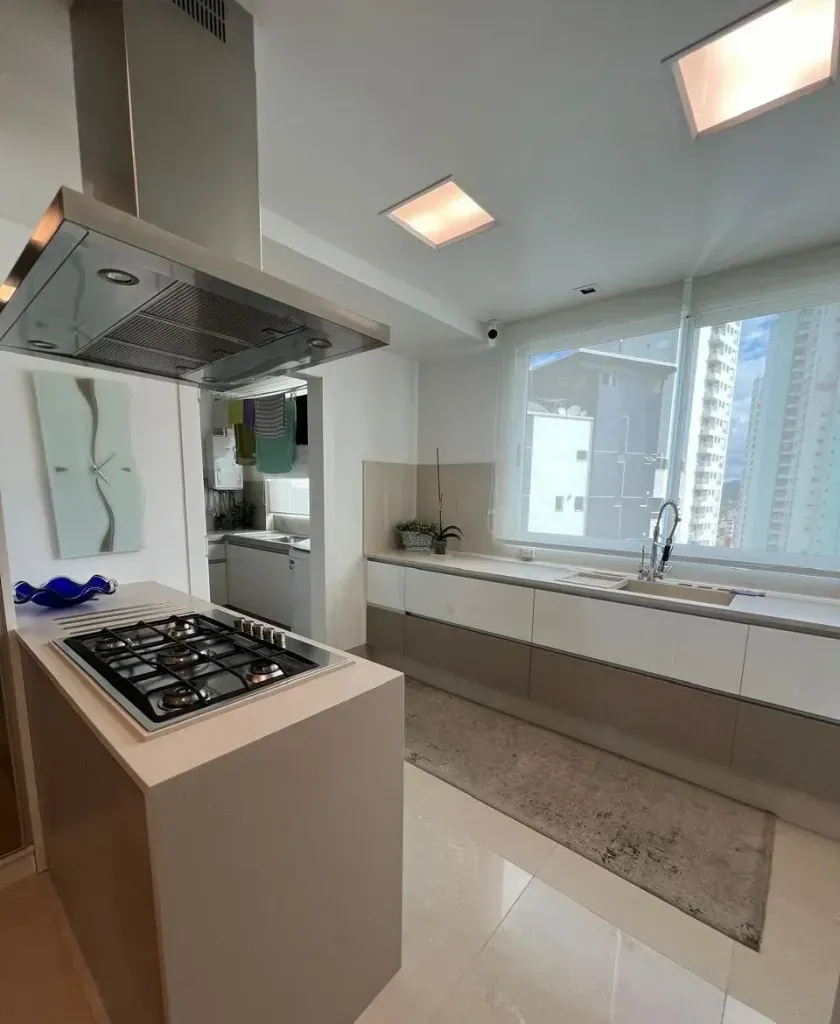 Apartamento mobiliado com 3 suítes e 3 vagas de garagem na Avenida Atlântica em Balneário Camboriú — foto 7