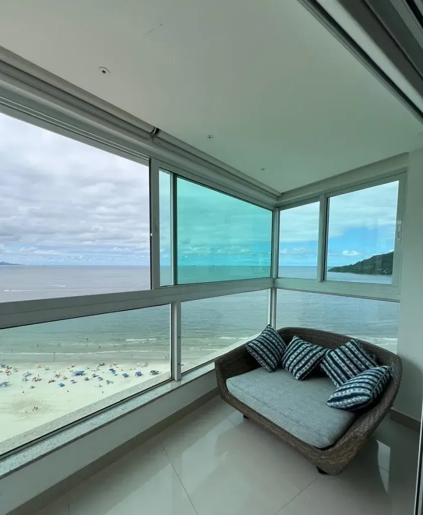 Apartamento mobiliado com 3 suítes e 3 vagas de garagem na Avenida Atlântica em Balneário Camboriú — foto 2